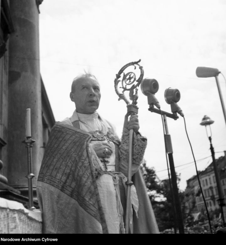 Uroczystość Bożego Ciała w Warszawie celebrowana przez Prymasa Polski kardynała Stefana Wyszyńskiego - 1957 rok