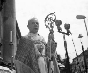 Uroczystość Bożego Ciała w Warszawie celebrowana przez Prymasa Polski kardynała Stefana Wyszyńskiego - 1957 rok