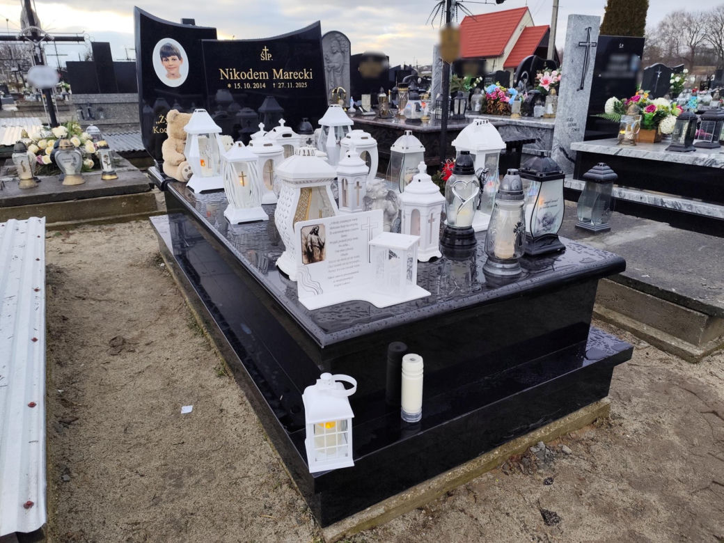 Białe misie strzegą grobu Nikodema Mareckiego. 11-letni aktor zginął w strasznym wypadku