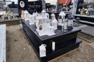 Białe misie strzegą grobu Nikodema Mareckiego. 11-letni aktor zginął w strasznym wypadku