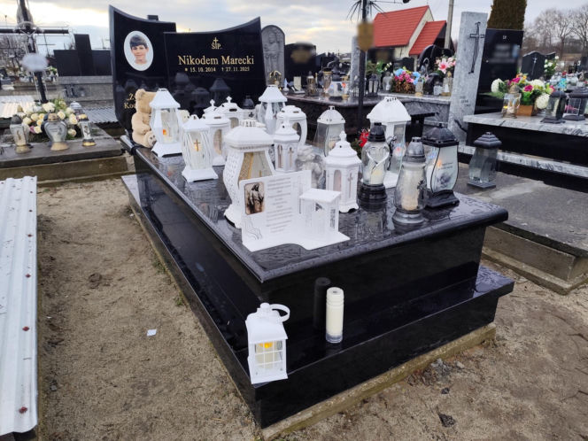 Białe misie strzegą grobu Nikodema Mareckiego. 11-letni aktor zginął w strasznym wypadku