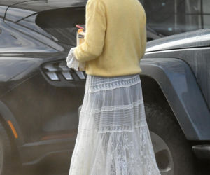 Lara Gessler wozi się w firance