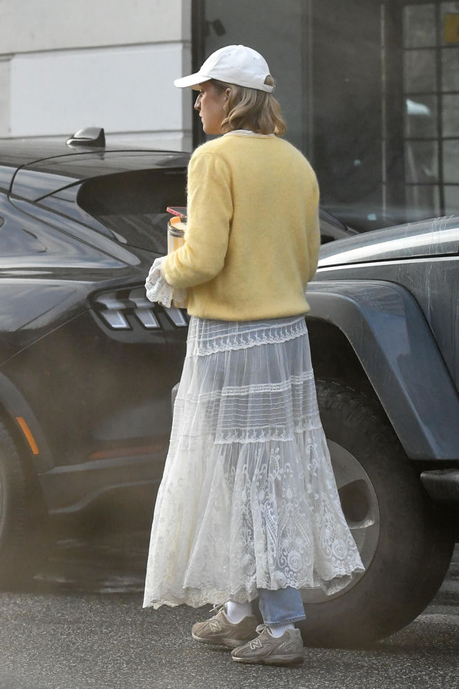 Lara Gessler wozi się w firance