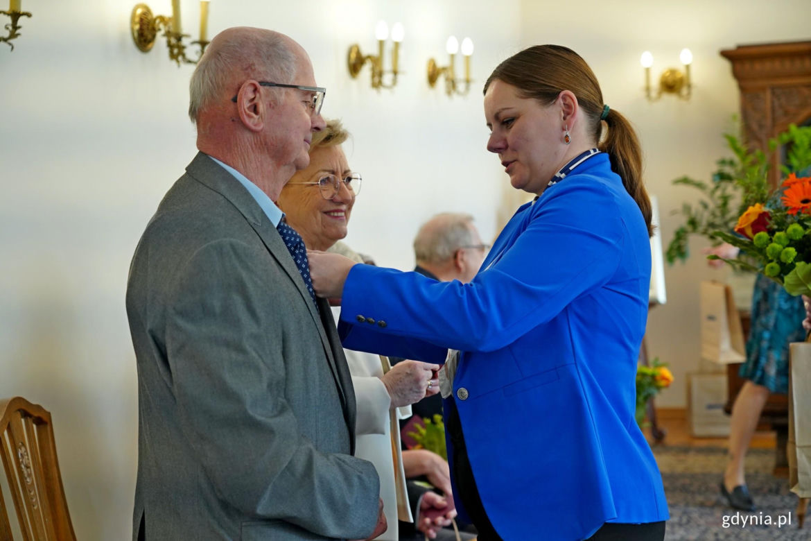 Prezydent Aleksandra Kosiorek i Agata Lipińska, zastępczyni kierownika Urzędu Stanu Cywilnego w Gdyni uhonorowały małżeństwa z długim stażem
