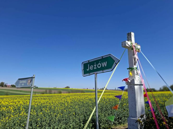Jeżów. Ta świętokrzyska wieś powstała w XII wieku. Niewielu wie, że była częścią niezwykłej wymiany między zakonnikami. Jak wygląda dziś?