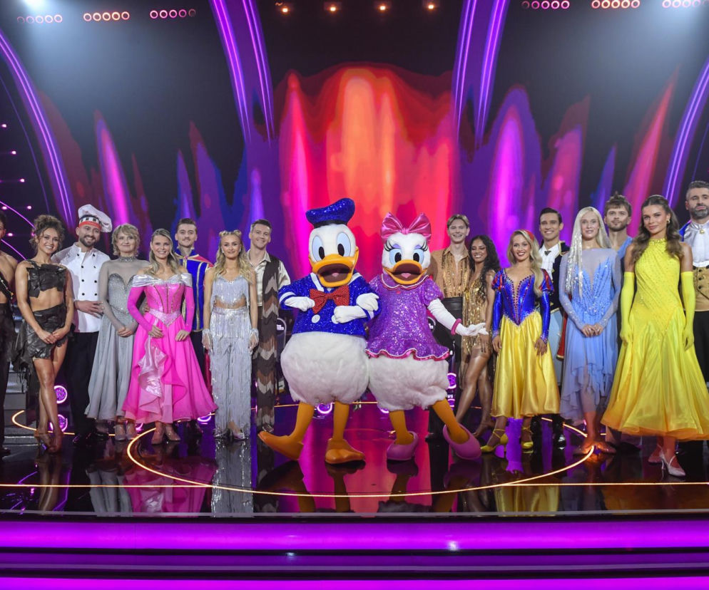 Uczestnicy Tańca z Gwiazdami w bajkowych strojach obok Kaczora Donalda i Daisy. O wynikach show przeczytasz na Eska.