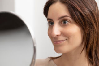 Tanie warzywo usunie cienie pod oczami. Działa lepiej niż drogeryjne hity