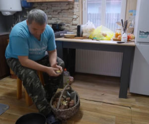 Rolnicy. Podlasie. Andrzej z Plutycz pokazał, jak teraz mieszka. W oczy rzuca się salon z telewizorem