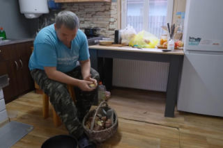 Rolnicy. Podlasie. Andrzej z Plutycz pokazał, jak teraz mieszka. W oczy rzuca się salon z telewizorem