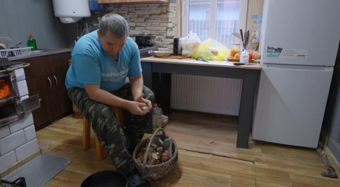 Rolnicy. Podlasie. Andrzej z Plutycz pokazał, jak teraz mieszka. W oczy rzuca się salon z telewizorem