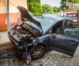 Groźny wypadek w Ełku. Samochód z małym dzieckiem wjechał w budynek szkoły