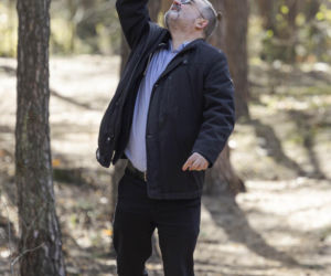 Karol Karski w lesie