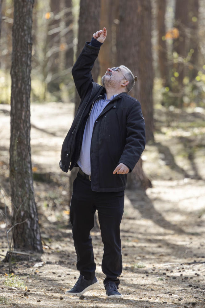 Karol Karski w lesie