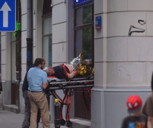 Robotnik runął na twarz z rusztowania