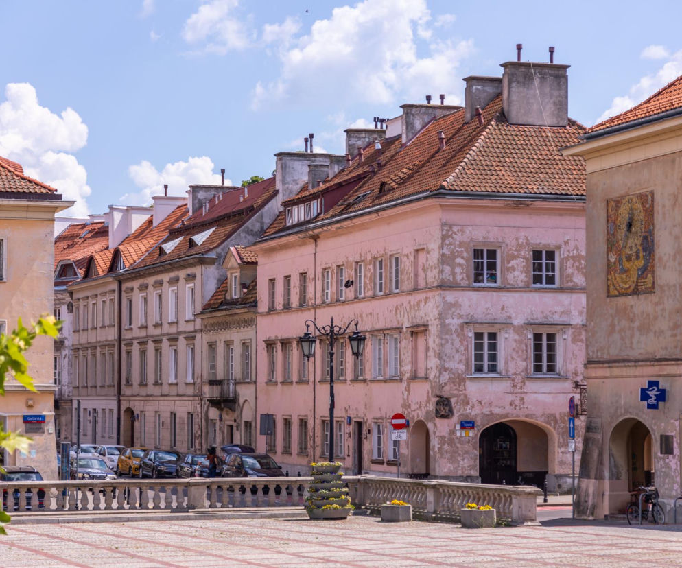 Zabytkowe kamienice przy rynku na Mariensztacie. O historii słynnego Domu Murarza przeczytasz na Architektura.
