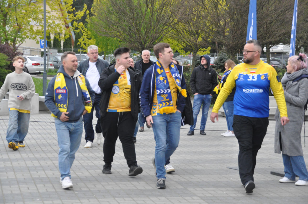 Kibice Industrii Kielce przed meczem z SC Magdeburg