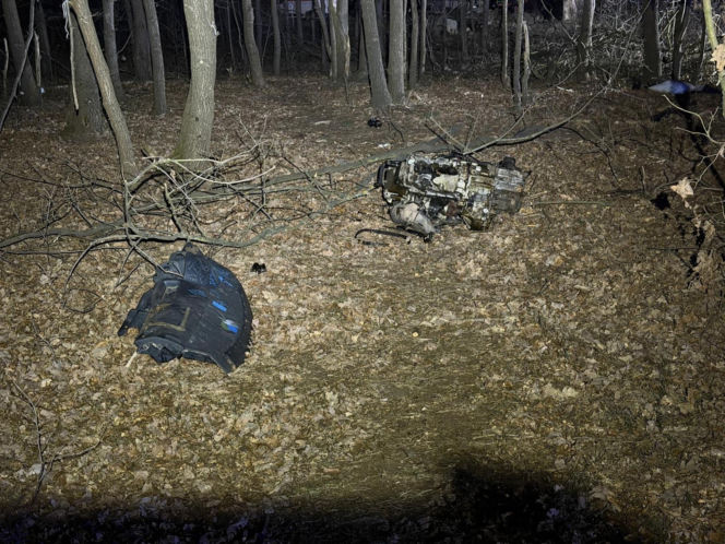 24-latek dachował Audi aż wypadł silnik! Przez cztery powiaty uciekał przed policją