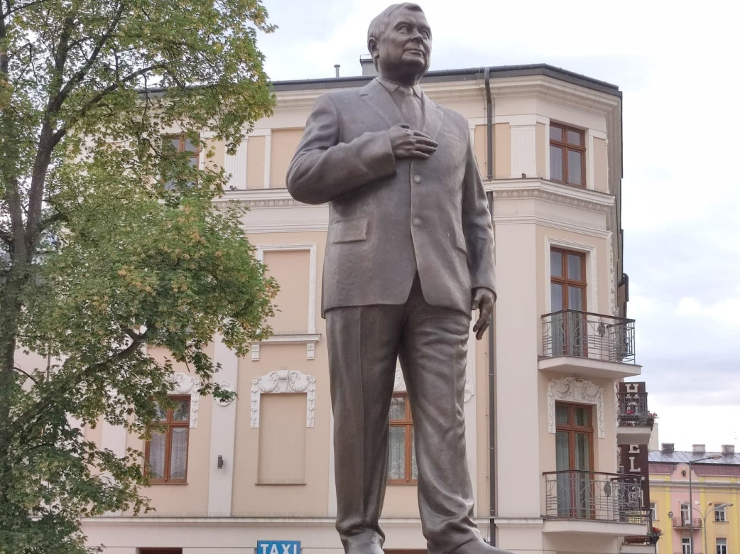 Pomnik Lecha Kaczyńskiego w Tarnowie nie jest pomnikiem? Zaskakujący zwrot akcji