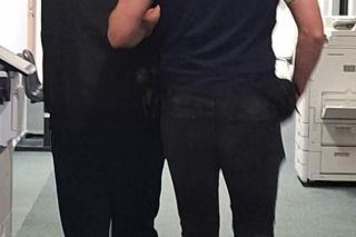 19-latek rzucił się z młotkiem na śpiącą matkę. Brutalny atak w warszawskim mieszkaniu