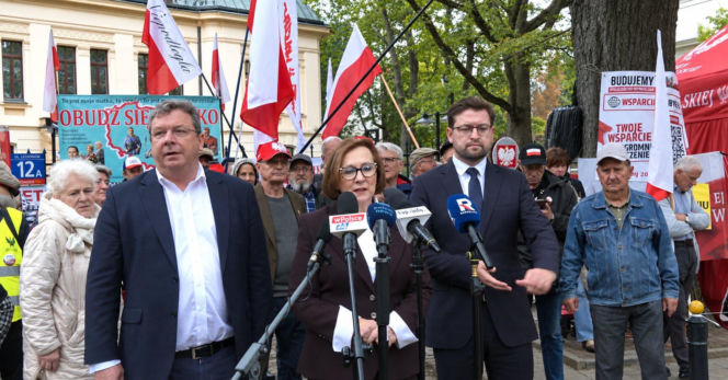 Zarzuty, protest i ostre słowa przed TK. PiS ruszył z kontratakiem: „Bandyckie państwo”