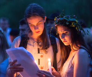 Ogień, wianki i szukanie kwiatu paproci: W Krakowie świętowano Noc Kupały [ZDJĘCIA]