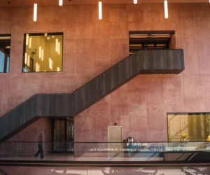 Cegła, centrum miasta, tory obok i jedno, za to ogromne okno. Nowy budynek Akademii Muzycznej w Katowicach: SLAS Architekci
