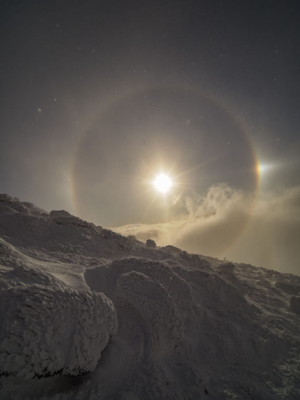 Niesamowite zjawisko tuż nad Śnieżką. Halo słoneczne rozświetliło noc! [ZDJĘCIA]