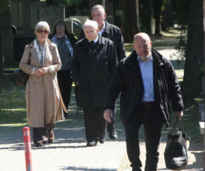 Jarosław Kaczyński na cmentarzu nie był sam. Pewna kobieta nie odstępowała go na krok