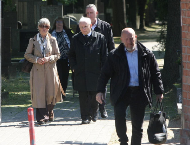 Jarosław Kaczyński na cmentarzu nie był sam. Pewna kobieta nie odstępowała go na krok