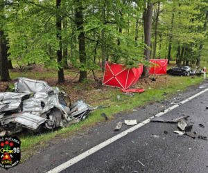 22-letni kierowca volkswagena stracił panowanie nad autem i zderzył się z ciężarówką