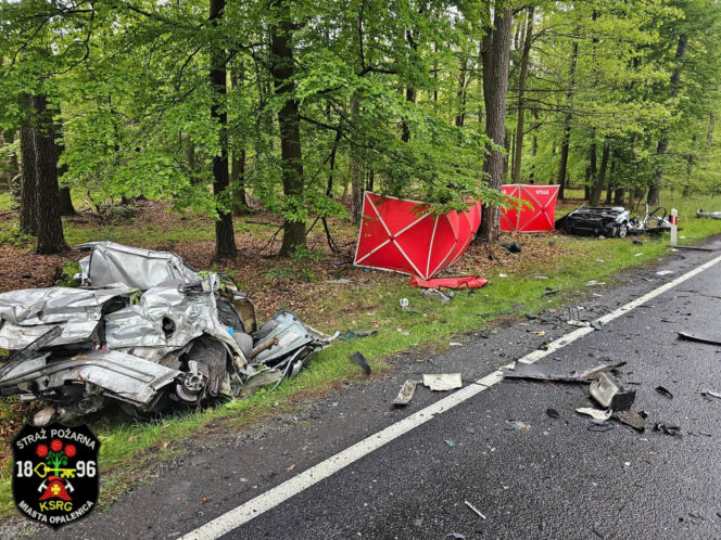 22-letni kierowca volkswagena stracił panowanie nad autem i zderzył się z ciężarówką