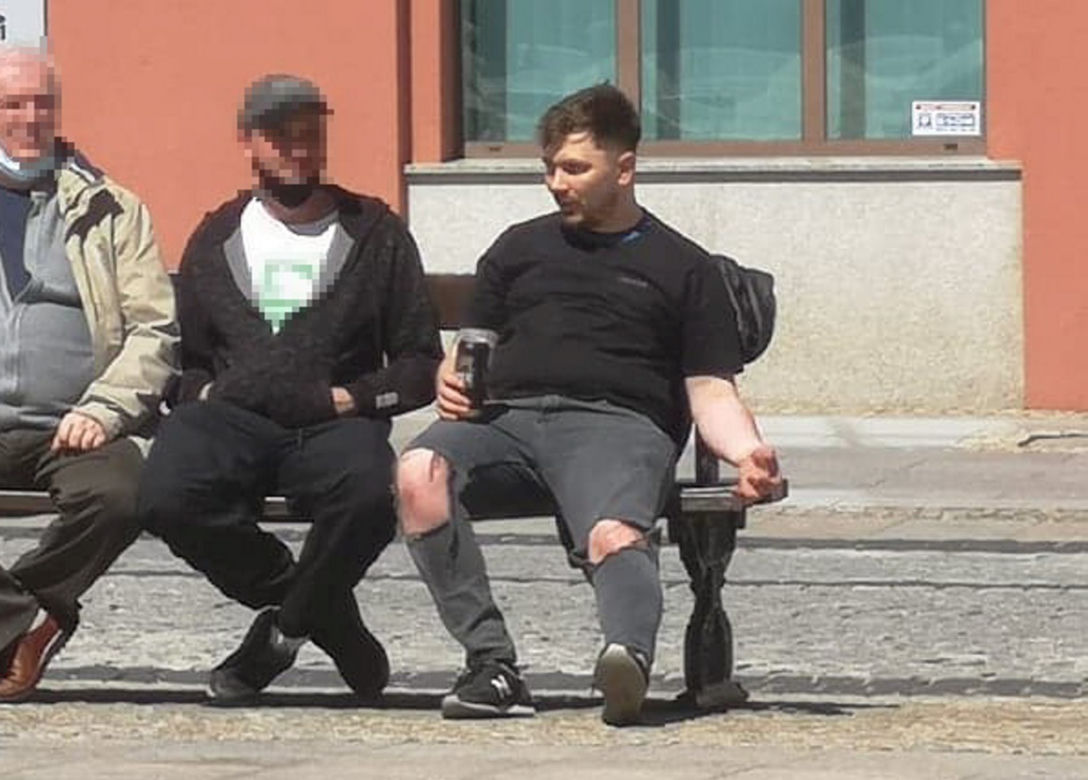 Daniel Martyniuk z puszką piwa w ręce w centrum Białegostoku