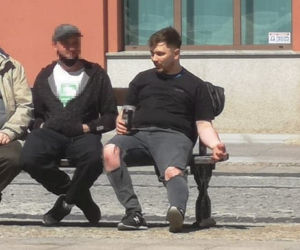 Daniel Martyniuk z puszką piwa w ręce w centrum Białegostoku