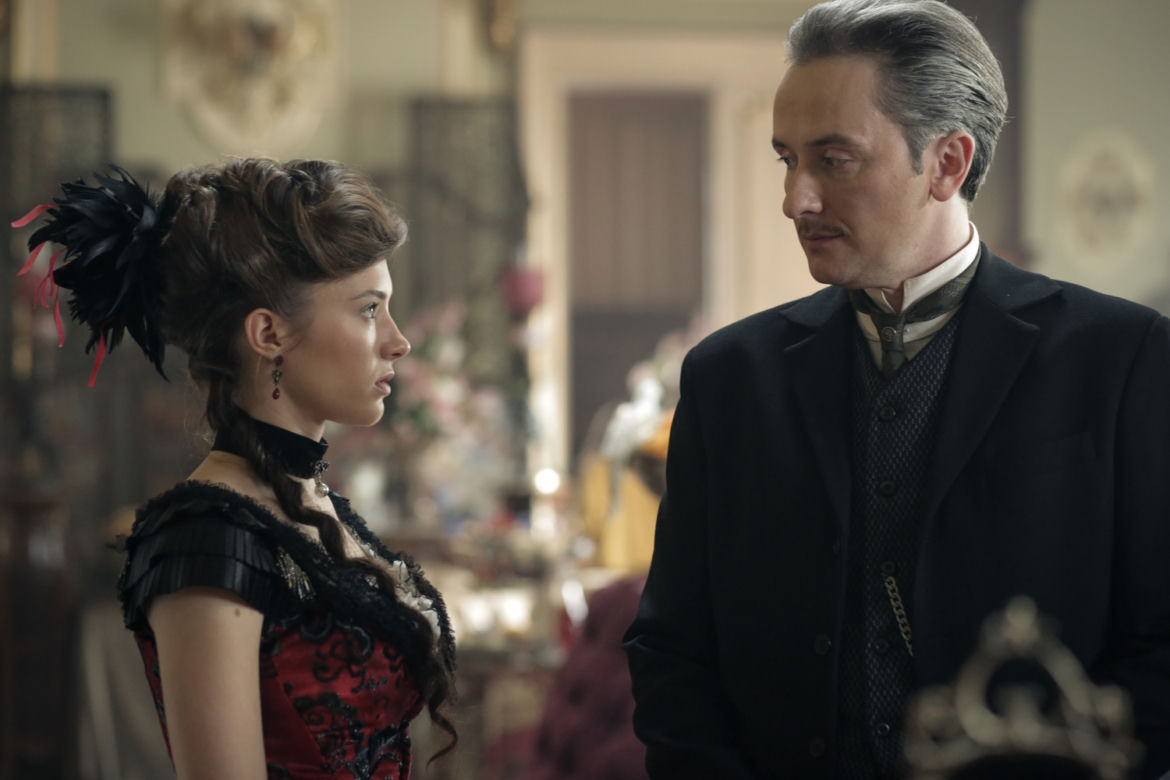 Polowania na ćmy. Yvette (Sonia Mietielica), Wiktor Grun (Przemysław Stippa)