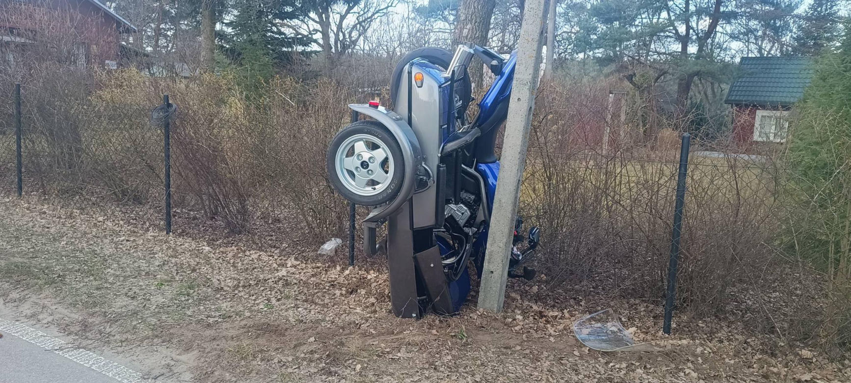 Jechali motocyklem z koszem. Uderzyli w betonowy słup. Pilna akcja służb