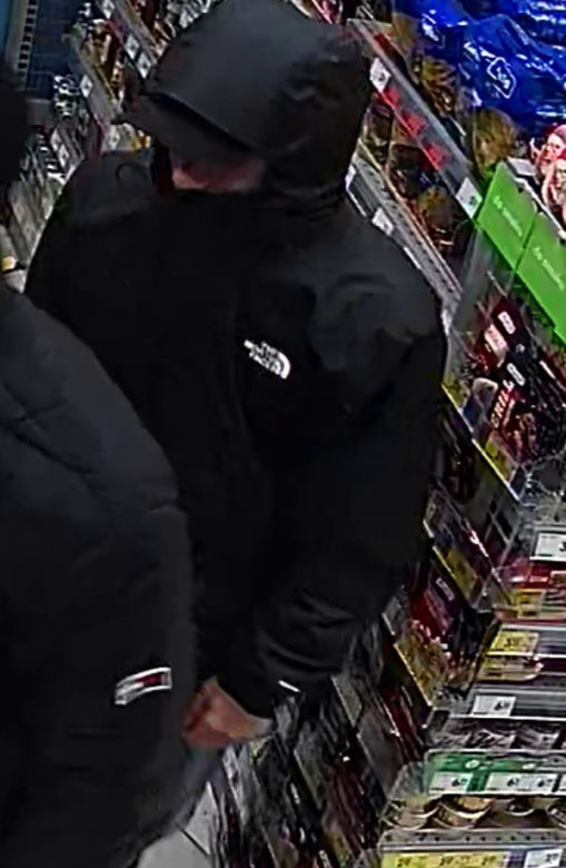 Brutalnie pobili i ograbili 17-latka. Policja publikuje zdjęcia podejrzanych
