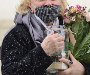 Małgorzata Kożuchowska zasypana kwiatami