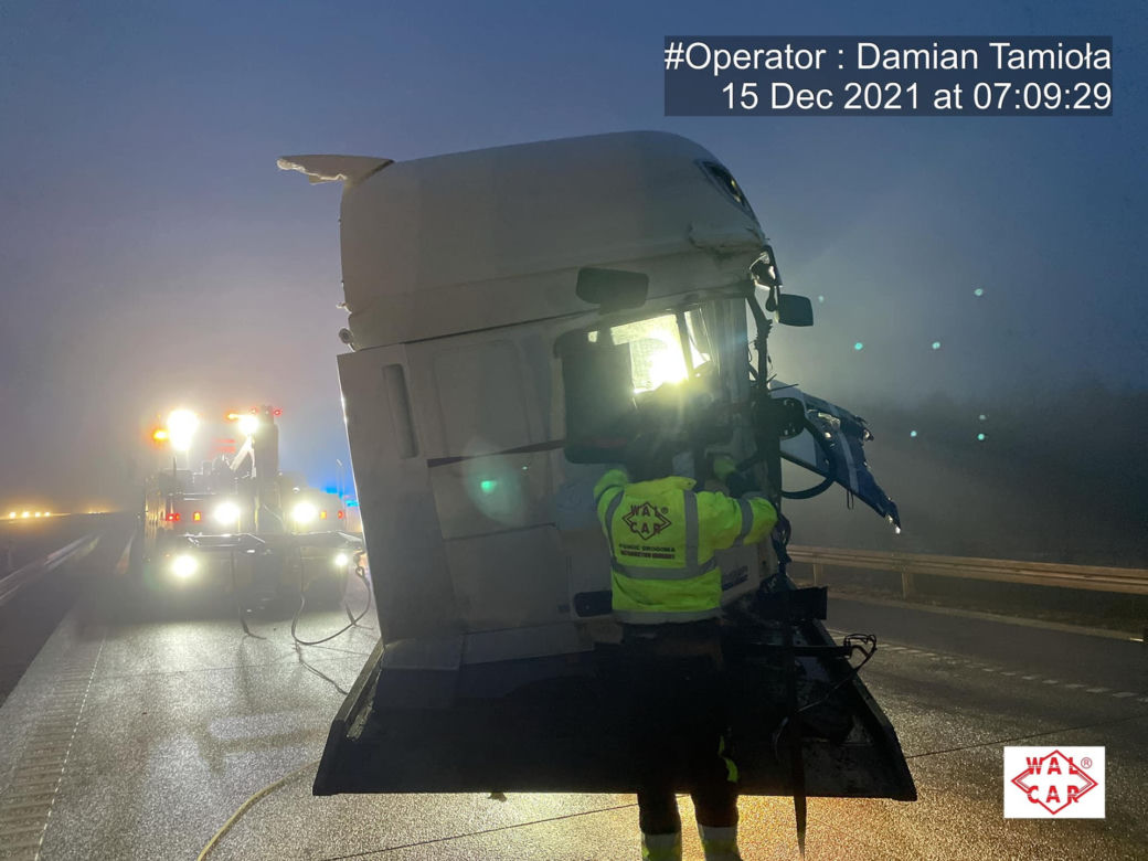 Dwie ciężarówki zderzyły się we mgle na autostradzie A1. Droga zablokowana