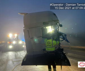 Dwie ciężarówki zderzyły się we mgle na autostradzie A1. Droga zablokowana