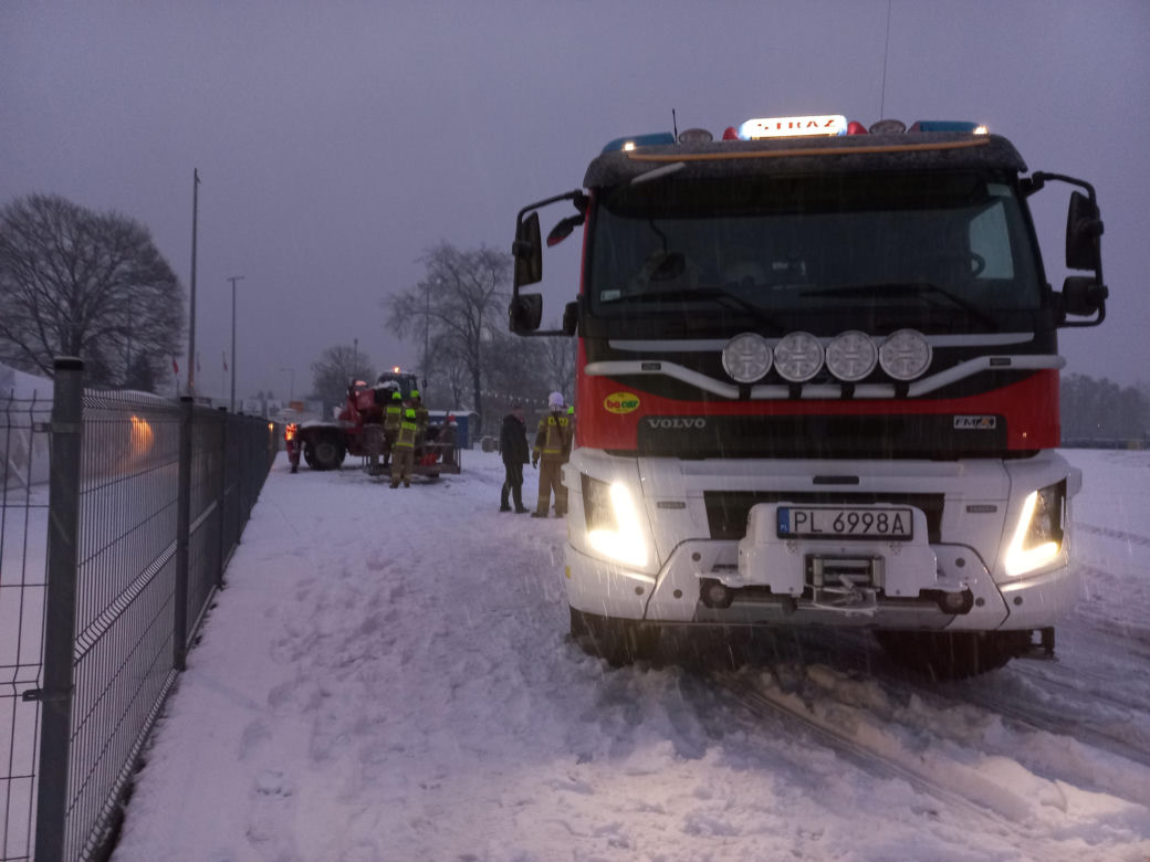 Pod ciężarem śniegu zapadło się zadaszenie lodowiska w Lesznie! Na miejscu pracują służby