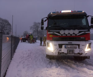 Pod ciężarem śniegu zapadło się zadaszenie lodowiska w Lesznie! Na miejscu pracują służby
