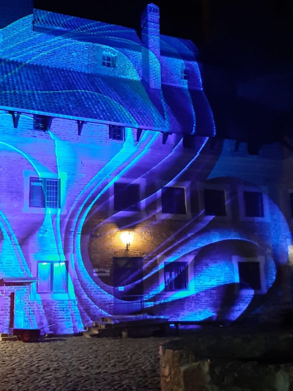 Magiczne iluminacje rozświetliły gotyckie zamczysko. Można poczuć się tu jak w bajce Disneya! [ZDJĘCIA]