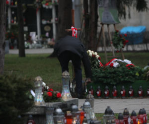 Premier modlił się przy grobie ojca