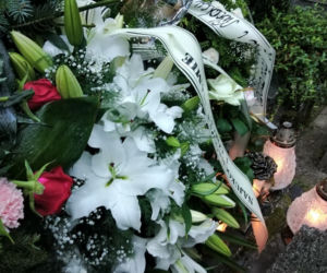 Tragedia w Salisbury. Zamordowane kobiety pochowane w Tarnowie. Grobu nie widać spod kwiatów