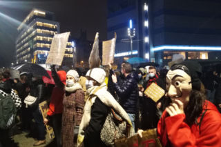 Radni PiS o Strajku Kobiet. Chcą KONTROLOWAĆ e-lekcje! Piszą o aktach ZDZICZENIA. Pismo trafiło do prezydenta! 