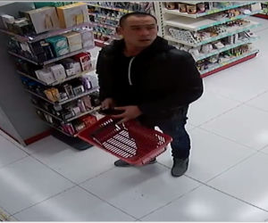 Policja szuka tych mężczyzn