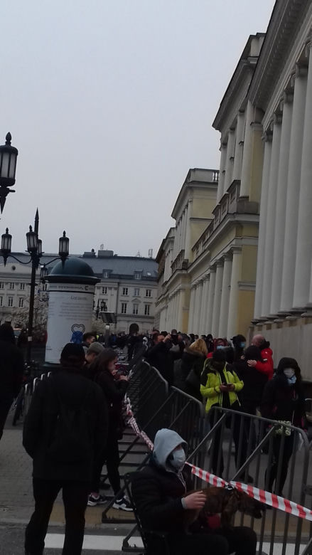 Szczepienia na Bankowym. Kolejka chętnych oplotła już gmach ratusza