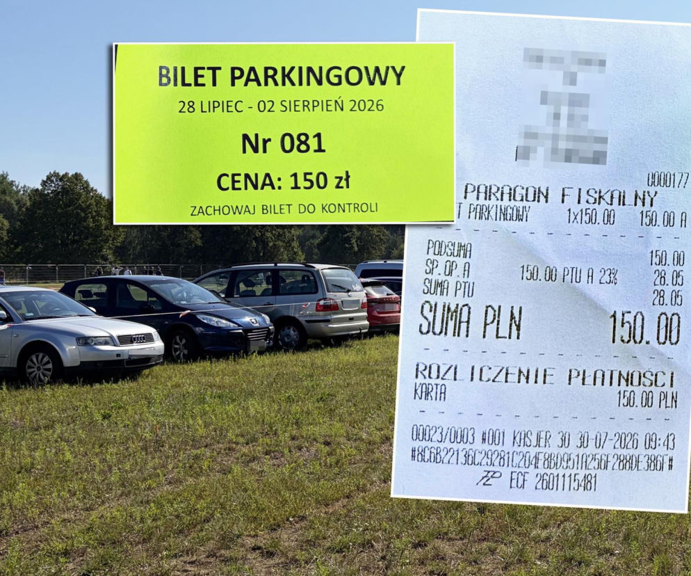 Auta na trawiastym parkingu. Obok wstawka z biletem i paragonem na 150 zł. O cenach na Pol'and'Rock dowiesz się z Eska Koszalin.