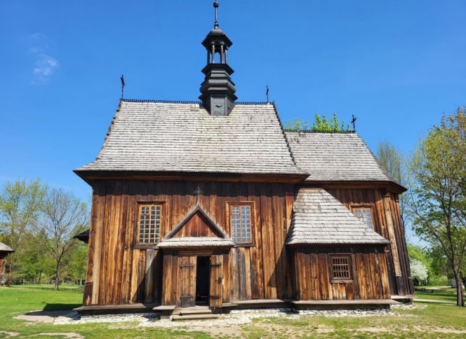 Tokarnia. Sercem i najbardziej widowiskowym punktem muzeum jest modrzewiowy kościół z Rogowa