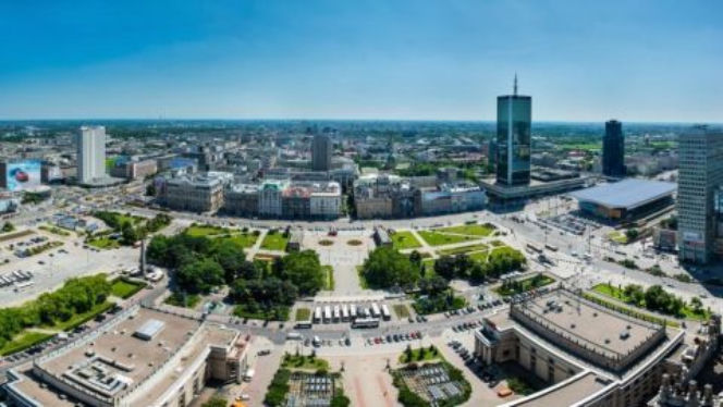 Film z iglicy Pałacu Kultury. Ten widok zapiera dech w piersiach!